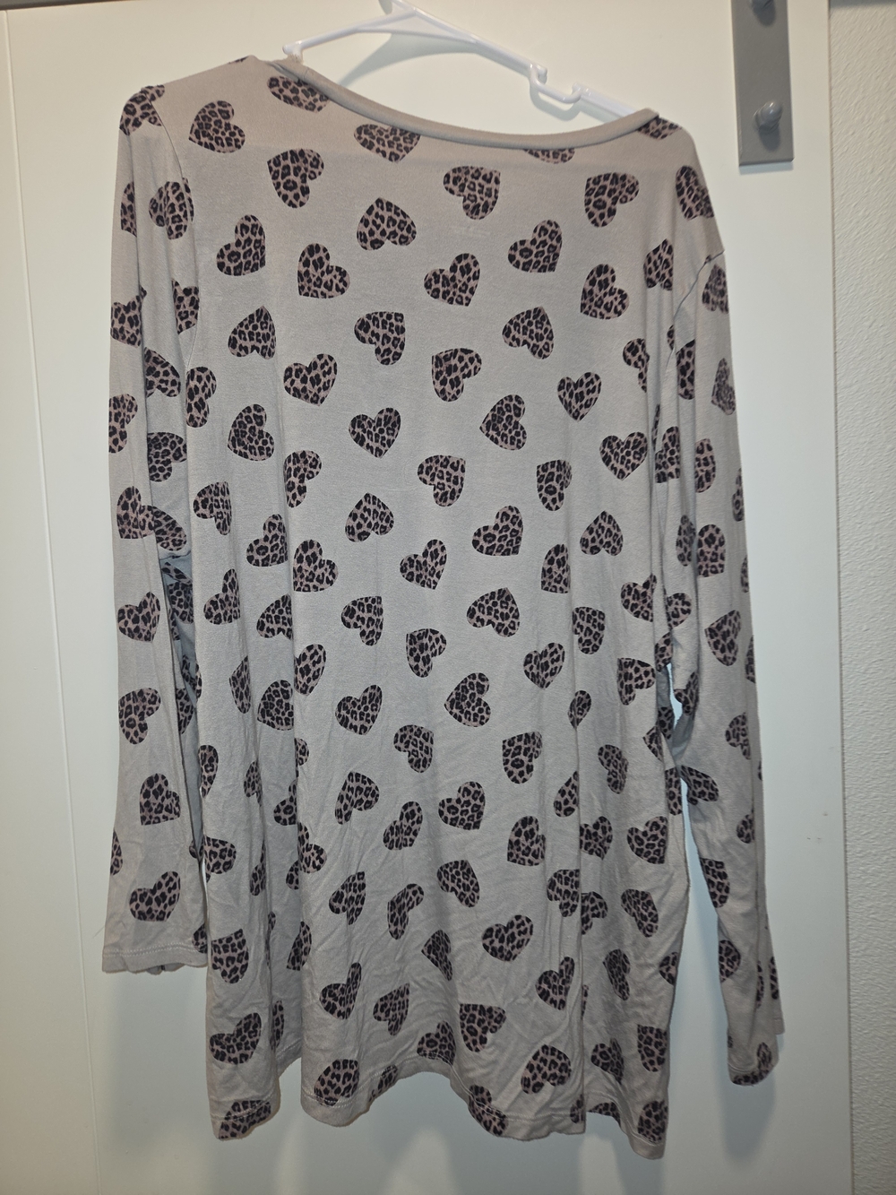 torrid Beige Long Sleeve Tee with Leopard Heart Print - Picture 3 of 3